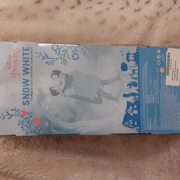 Disney Princess 12" Classic Snow White Doll w/Magic Mirror Pendant - Picture 7 of 10